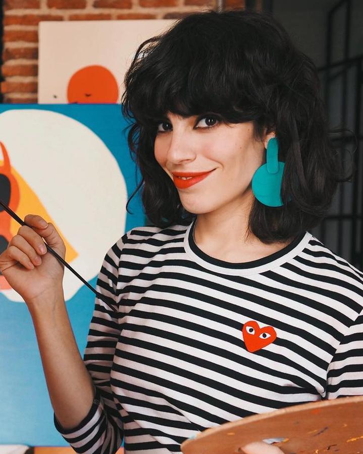 Los rizos no tienen miedo a nada, los bobs, tampoco, y cuando se unen nos alegran con su desparpajo. Estamos de acuerdo que es una apuesta arriesgada, pero cuando funciona, es perfecta. "Los bobs vienen con todos sus formatos para dirigirnos hacia el camino de la belleza universal y, a la vez, personalizada. No hay modelos de belleza, solo looks que realzan la singularidad y los rasgos de cada uno. Y ese es el mood que nos traen los bobs con flequillo con pelo rizado. No favorecen a todo el mundo, si necesitas volumen en la parte superior de la cabeza no es para ti, pero siempre puedes escogerlo sin flequillo, a frescura no gana nadie", añade Raquel Saiz de Salón Blue.