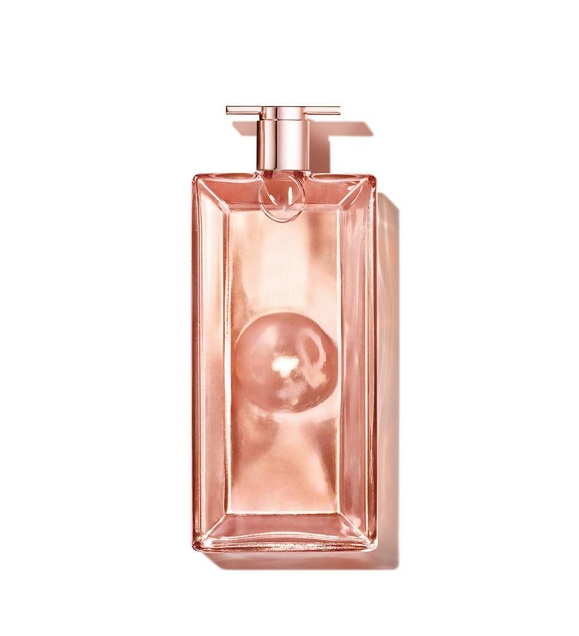 Las tres creadoras Idôle Le Parfum, el primer floral chipre limpio, se han unido de para crear un nuevo aroma, más poderoso y luminoso. Idôle L’intense de Lancôme reafirma el acorde Clean & Glow característico de su fragancia original, donde sus ingredientes estrella son la rosa incandescente, el chipre más vibrante y la vainilla más adictiva.