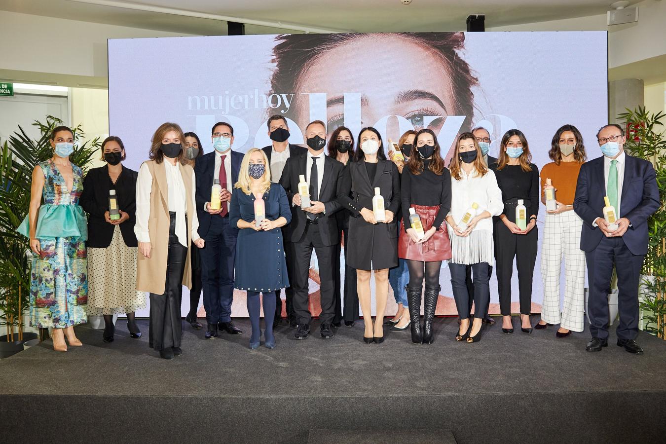 Los premiados han posado, como todos los años, para la foto de familia de esta novena edición junto a la presentadora, Raquel Sánchez Silva y Lourdes Garzón, directora de Mujerhoy.
