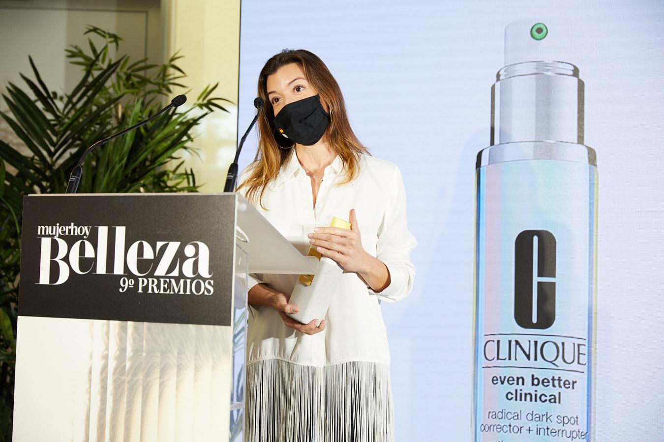 Lo ha ganado Even Better Clinical Radical Dark Spot Corrector + Interrupter de Clinique y ha subido al escenario a recoger el premio Lorena Fernández, brand manager de Clinique Iberia.