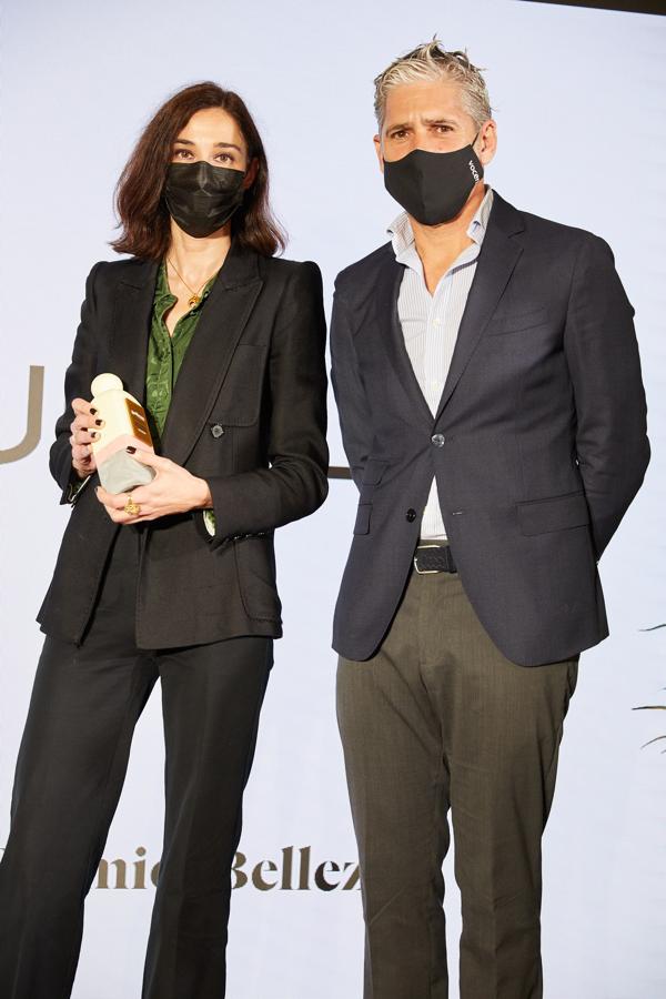 El aroma ganador ha sido Aqua Allegoria Granada Salvia de Guerlain, un jardín delicioso que ha enamorado a las votantes de estos premios. Carlos Álvarez, Director Comercial de CMVocento ha sido el que le ha entregado el premio a María Borrás, directora de comunicación y relaciones públicas de Guerlain.