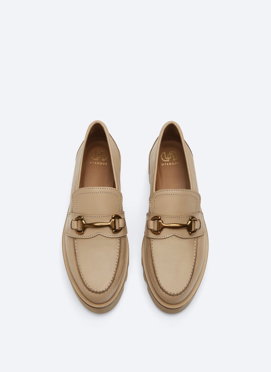 Mocasines en beige de la nueva colección de Uterqüe que son y serán pura tendencia en 2021 por su suela track. (99 euros).