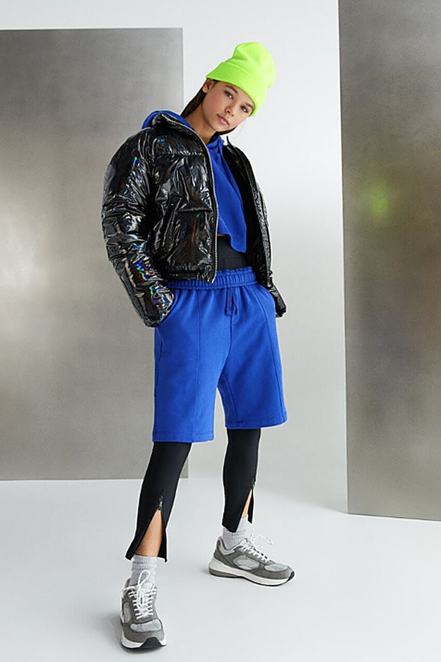 Fantástica superposición de bermudas con leggings con cremallera.