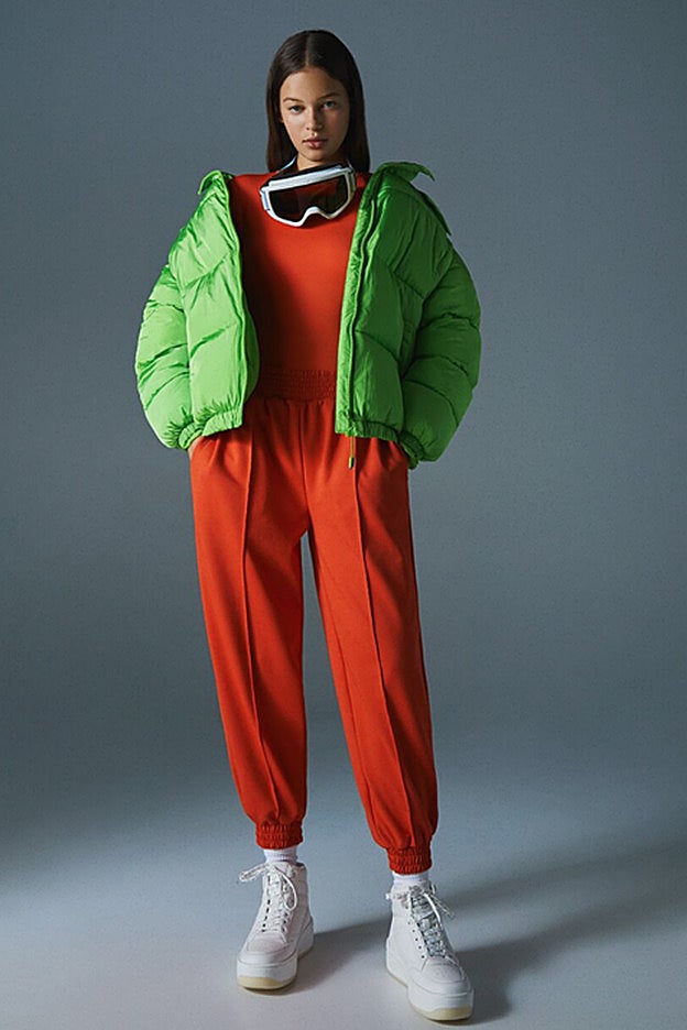 Fantástico mix de naranja y verde flúor, con joggers de neopreno.