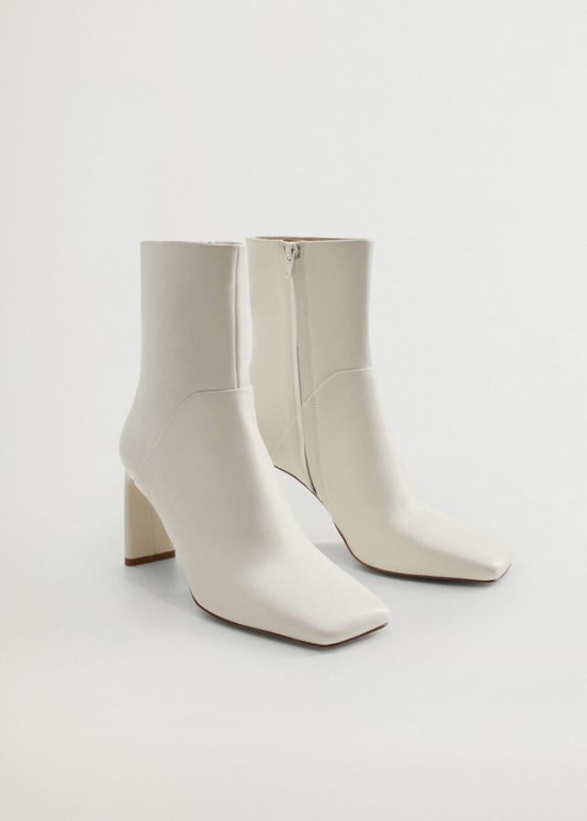 Con punta cuadrada, costuras decorativas y tacón fino, estos botines en blanco roto de Mango tienen cierre oculto de cremallera en el lateral y cuestan 69,99 euros. Únicamente quedan en el número 39.