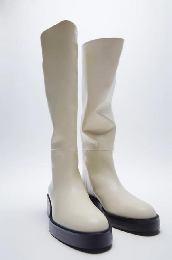 Con suela plana en contraste de color, estas botas de Zara con corte de piel con detalle de costuras y acabado en punta redonda cuestan 89,95 euros y están disponibles entre los números 35 y 42.