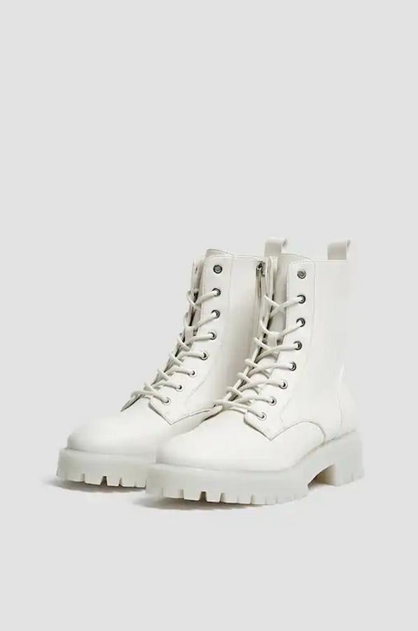 Este botín acordonado en color blanco es de Pull&Bear y viene con cierre mediante cremallera en la parte interior, suela tipo track y tirador en la parte trasera. Tiene un precio de 35,99 euros y está disponible entre los números 35 y 41.