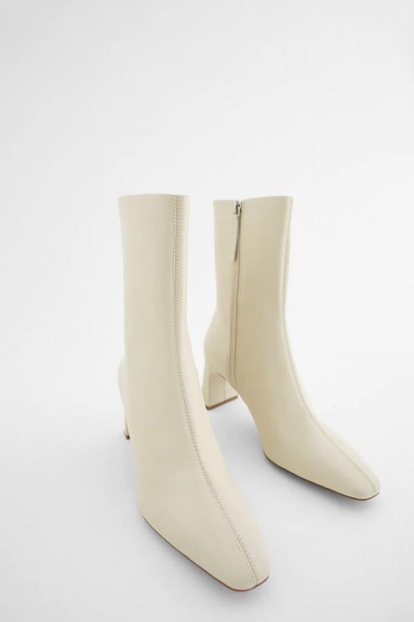 Con tacón regular forrado y acabado en punta cuadrada, estos botines de Zara con corte de piel soft cuestan 59,95 euros y está disponible entre los números 35 y 41.
