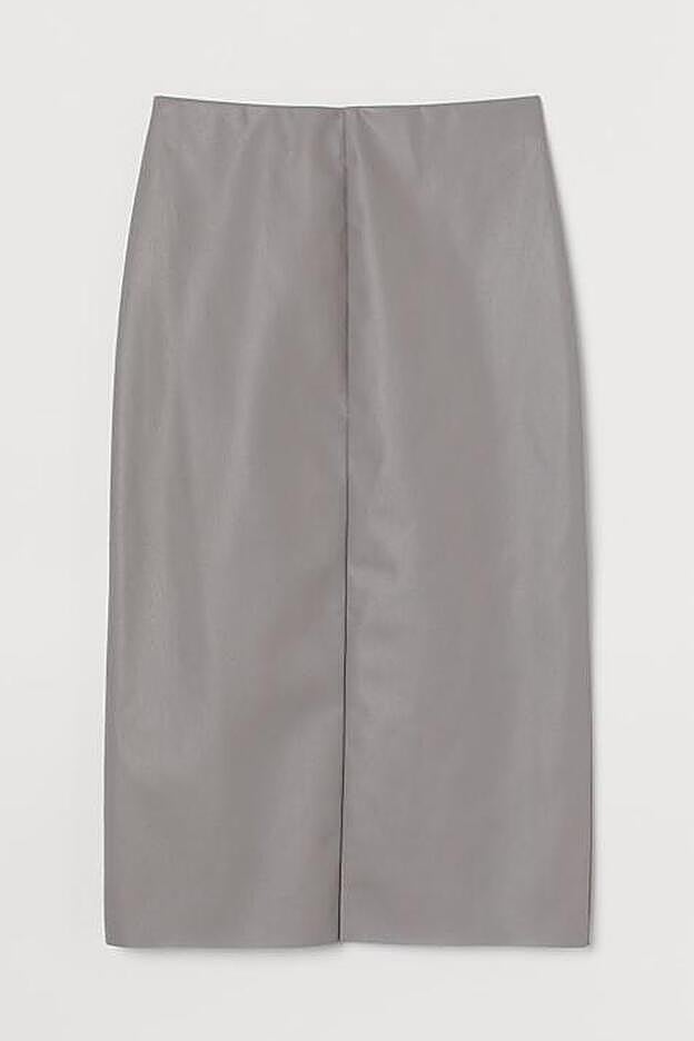 La falda gris efecto piel tiene un diseño absolutamente minimalista.