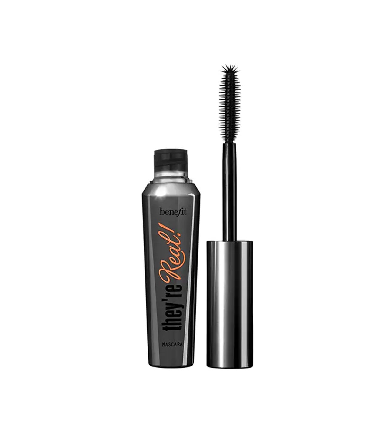 Su fórmula negra y brillante no gotea, no se desplaza y no se seca. Y la cabeza redonda de su peine envuelve las pestañas lo más cerca de la raíz posible para alargar, separar, aportarles volumen y curvarlas.  They're Real! de Benefit Cosmetics  (28,99 €).