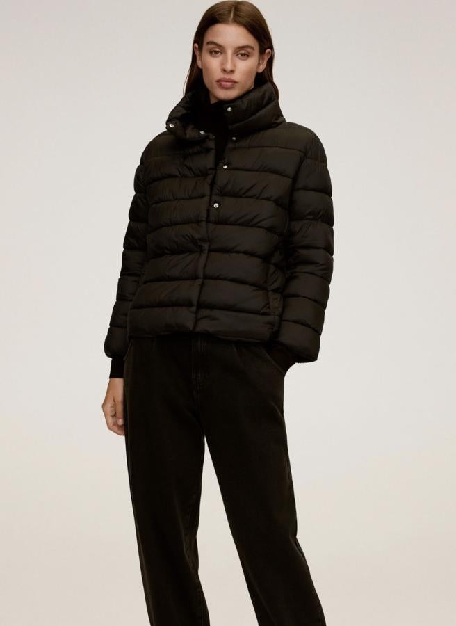 Este abrigo acolchado de color negro o caramelo y cuello chimenea cuenta con tejido resistente al agua y cierre de botones a presión. Es de Mango y tiene un precio de 39,99 euros.