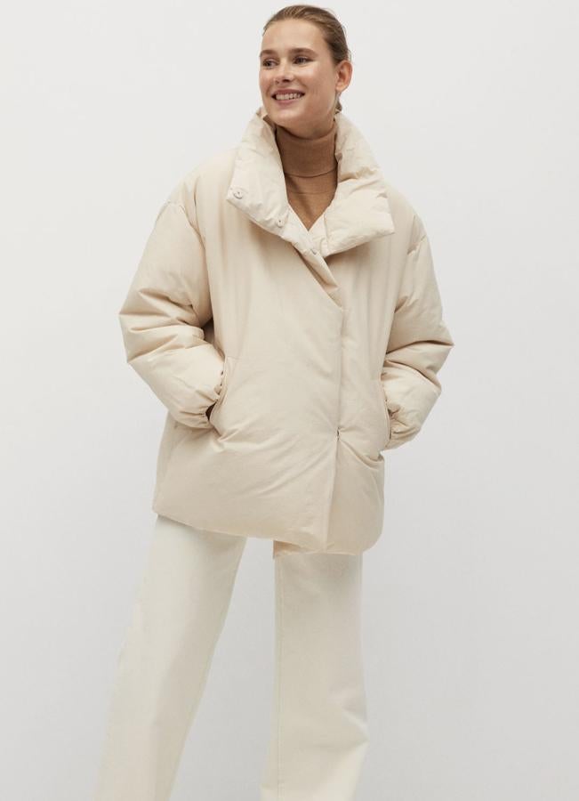 Con tejido impermeable y diseño ancho, este anorak acolchado de Mango cuenta con cuello chimenea y bolsillos laterales. Tiene un precio de 59,99 euros.