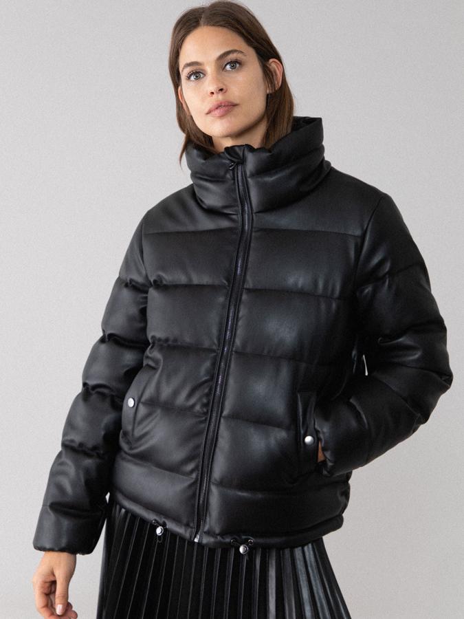 En color negro con tejido efecto piel, este plumífero acolchado con cierre frontal con cremallera y ajustadores en el bajo es de Lefties y tiene un precio de 29,99 euros.