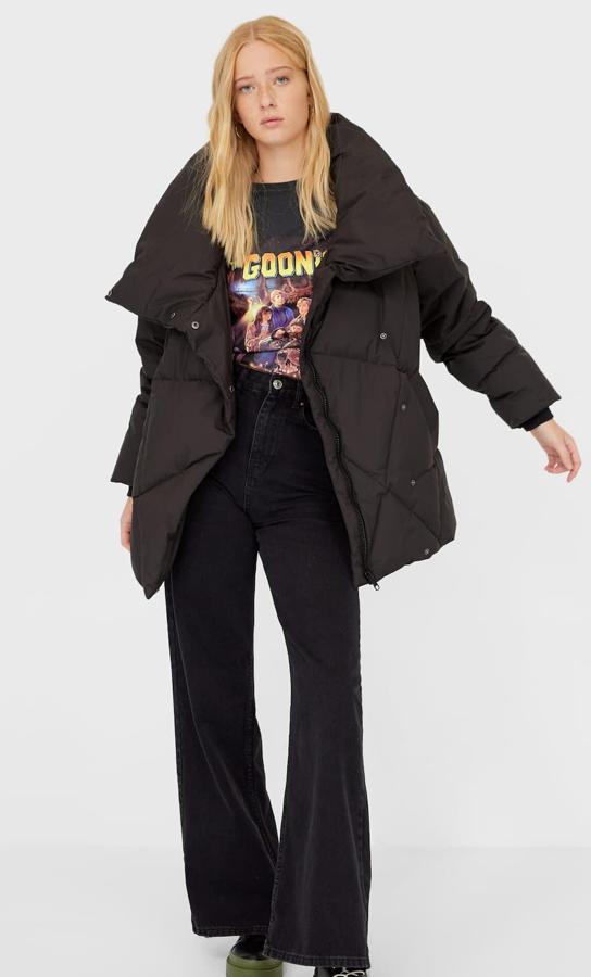 En color negro y con cuello subido, este abrigo de plumas de Stradivarius con solapa cruzada y bolsillos delanteros está rebajado y tiene un precio de 55,99 euros.