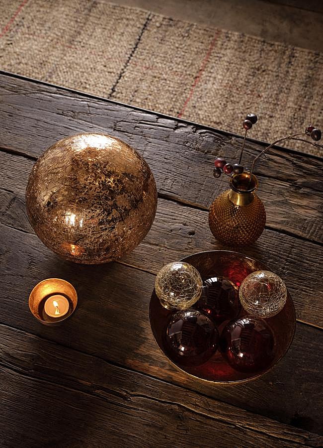 De nuevo, el rojo y el dorado como protagonistas de los rincones navideños de nuestro hogar que nos proponen desde Zara Home (adornos disponibles desde 3.99 euros).