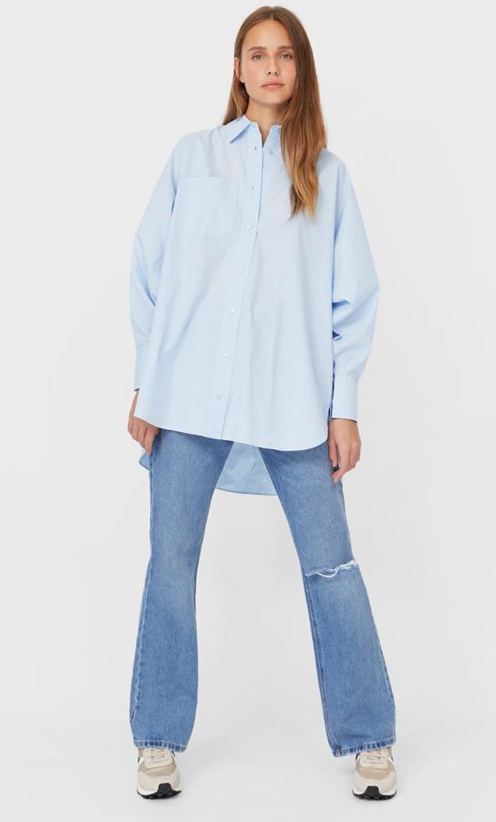 Disponible en azul celeste o en blanco, esta camisa oversize con cierre frontal mediante botones tiene un precio de 19,99 euros.