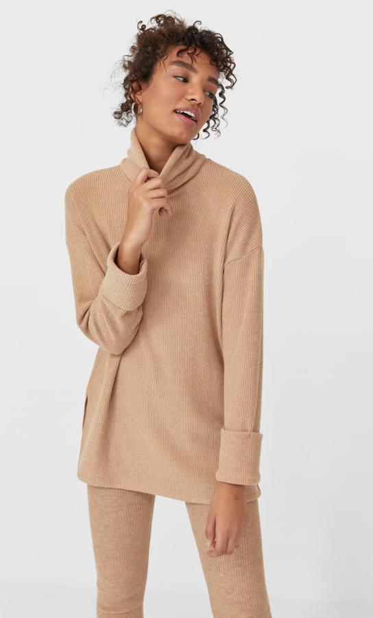 Disponible en varios colores, esta camiseta larga de cuello alto y detalle de puño doblado cuenta con aberturas en el bajo y tiene un precio de 17,99 euros.