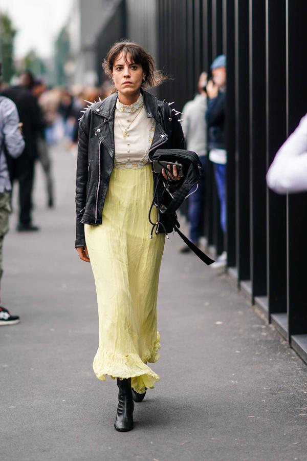 Un contundente look a medio camino entre la rudeza del punk con las tachuelas sobre el cuero y la delicadeza de una falda y una blusa de gasa.