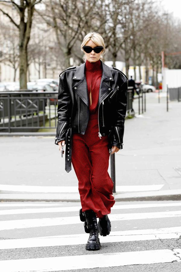 Un patrón XL con maxihombreras funciona a la perfección sumado a un vestido largo de cuadros y botas militares.