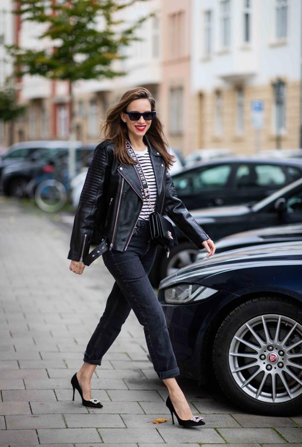 La ecuación de camiseta de rayas y cazadora de cuero negro se despeja con una exitosa incógnita a la que se suman vaqueros pitillo y un par de tacones con hebilla joya.