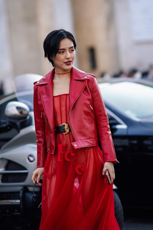 Sofisticado y elegante, el rojo explora su faceta más seductora combinando un vestido de gasa y una cazadora de cuero.