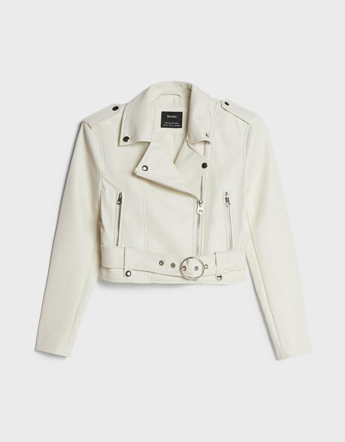 Biker corta de efecto piel con cinturón y cremalleras, de Bershka (25,99 €).