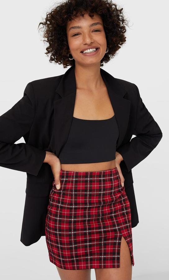 Con estampado de cuadros en color rojo y con una abertura en el lateral, esta falda mini de tiro alto y cremallera oculta tiene un precio de 15,99 euros.