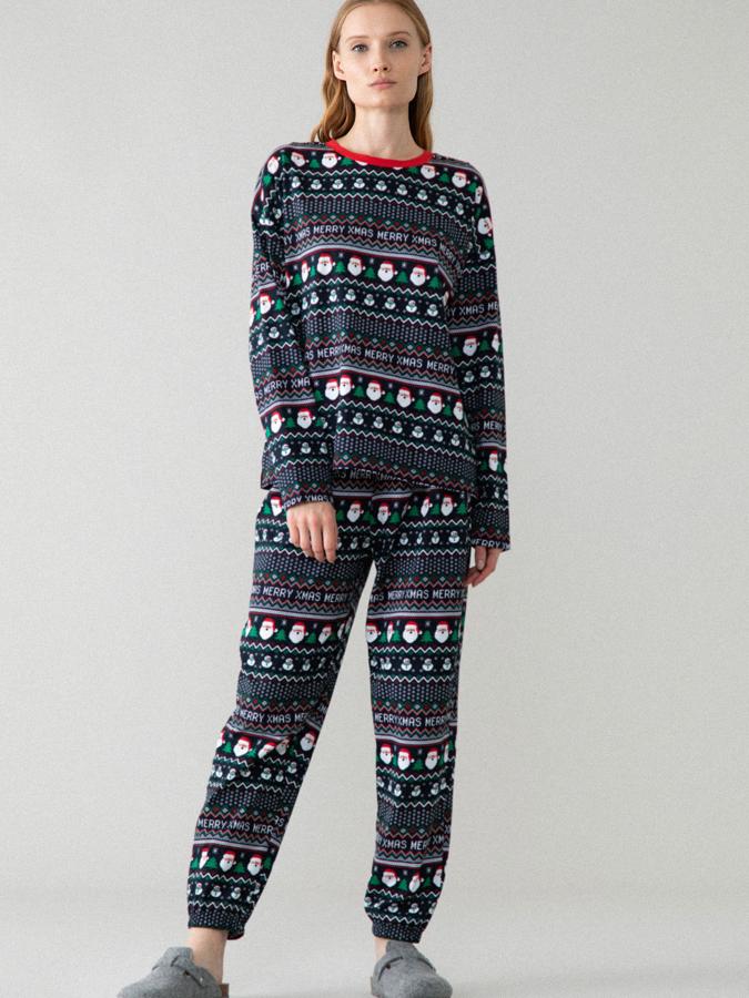 Con las navidades cerca, Lefties nos propone este pijama azul marino con estampado navideño. Confeccionado en 100% algodón, tiene un precio de 9,99 euros.