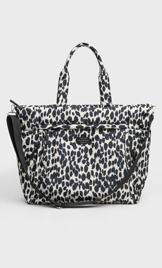 En blanco y negro, este bolso shopper tamaño maxi en tejido acolchado está también disponible en negro. Es de Stradivarius y tiene un precio de 25,99 euros.