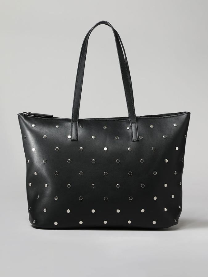 Este bolso tipo shopper en color negro con tachas cuenta con asas largas y cierre metálico. De gran capacidad, es de Lefties y tiene un precio de 12,99 euros.