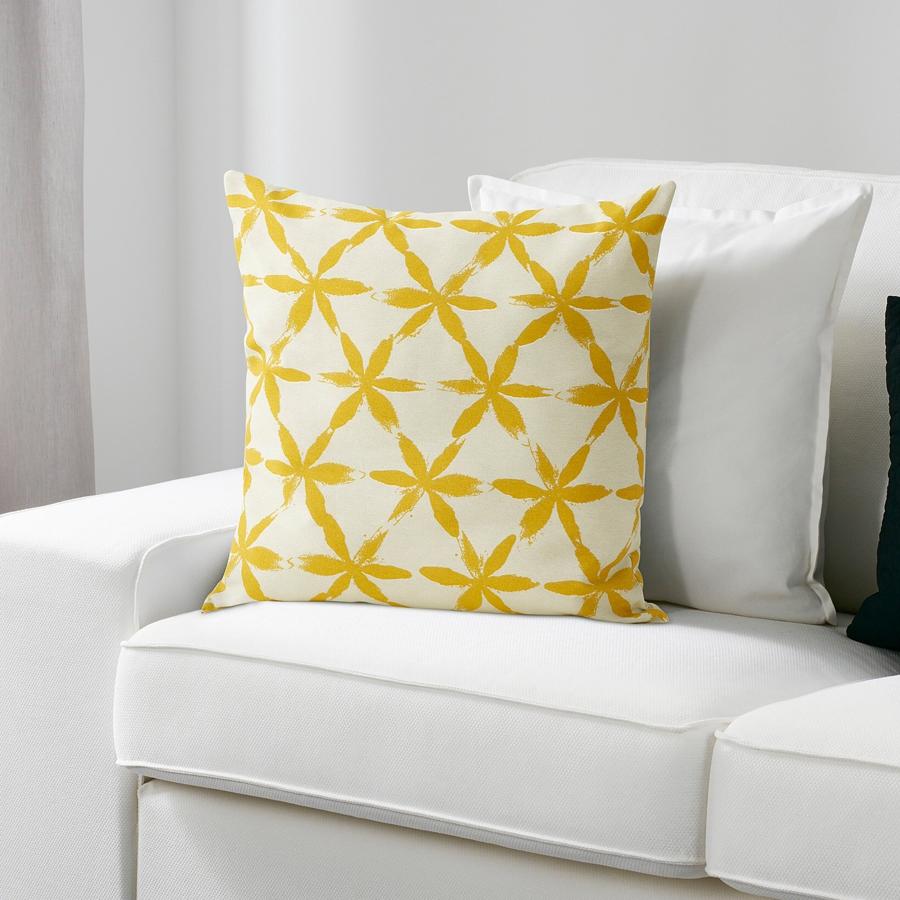Este cojín de 40x40 centímetros en color blanco cuenta con estampado de flores en amarillo y tiene un precio de 3,50 euros.