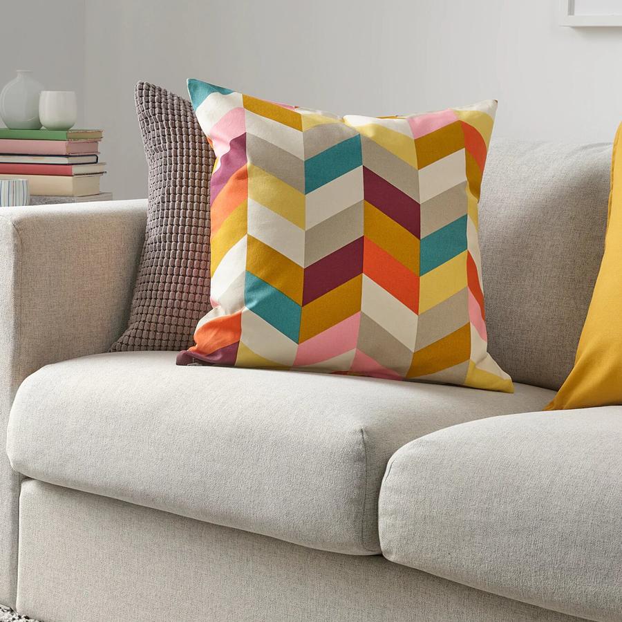 Con estampado multicolor y dibujo geométrico, este cojín de 50x50 centímetros tiene un precio de 7 euros.