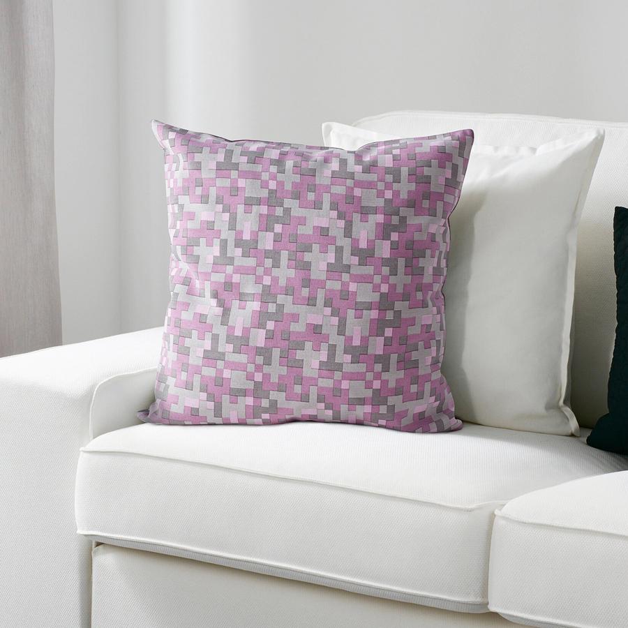 En tonos rosas, esta funda de cojín cuadrada de 50x50 centímetros tiene un precio de 6 euros.