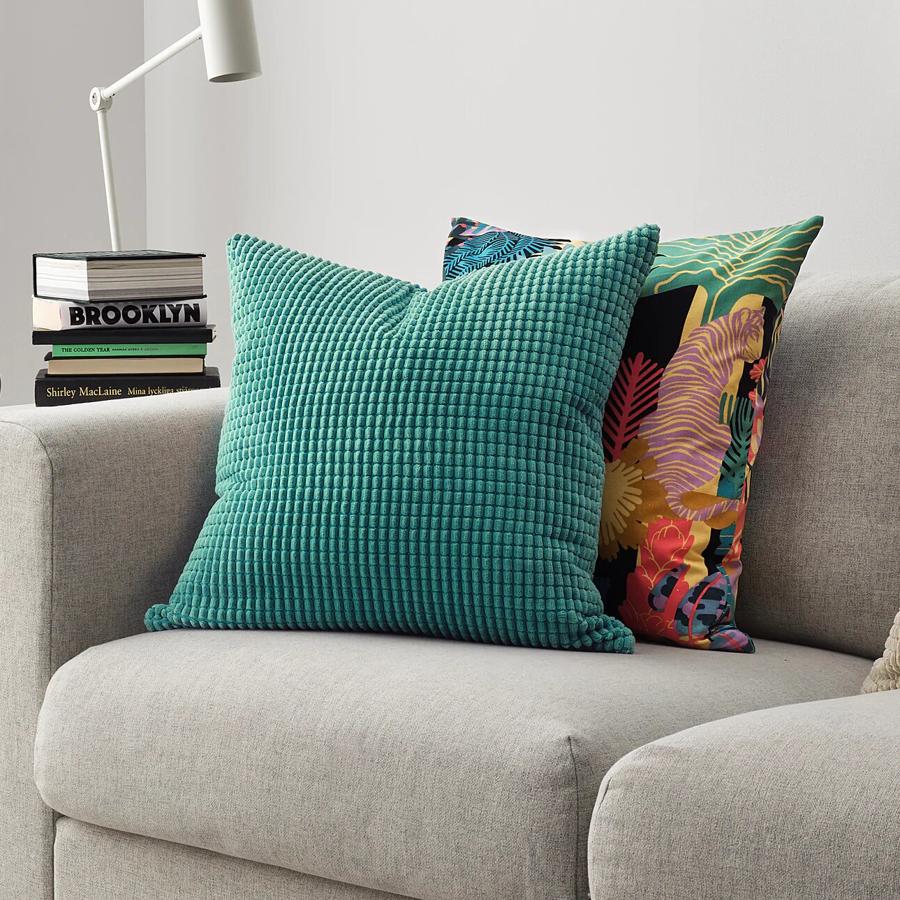 En color turquesa, esta funda de cojín con textura tiene unas medidas de 50x50 centímetros y un precio de 6 euros.