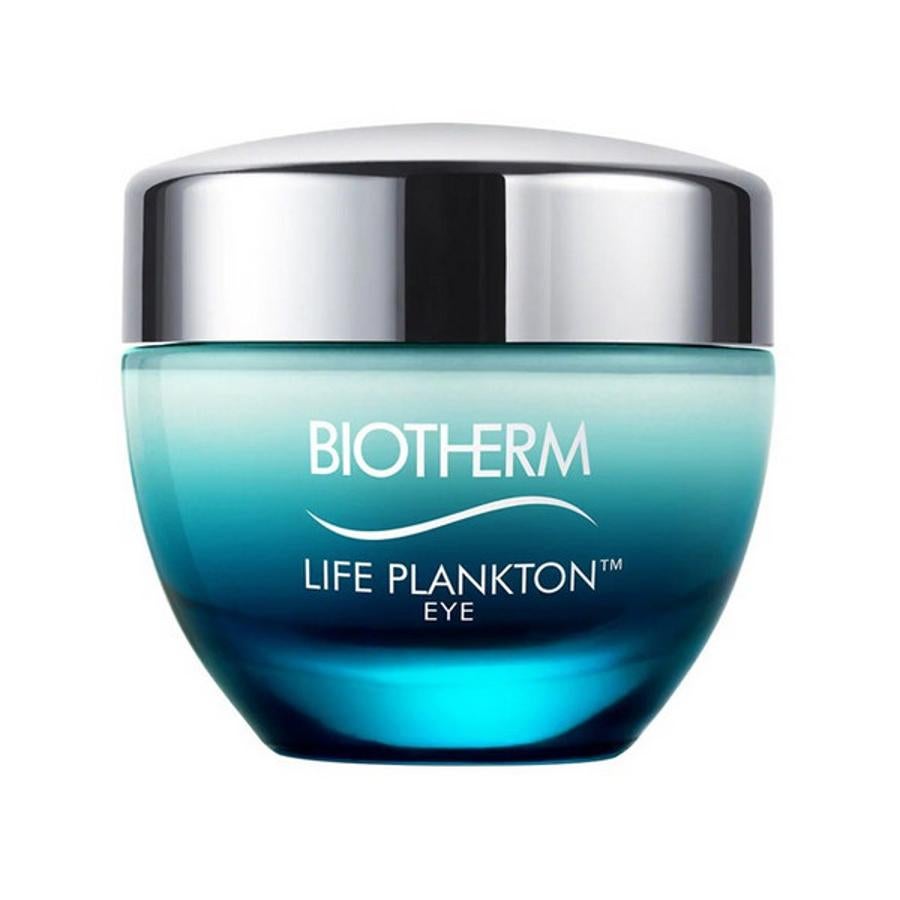 Life Plankton de Biotherm previene los signos de la edad que aún no son visibles mientras trata los ya existentes. Su fórmula contiene 5% Life Plankton, Vitamina C, Ácido Hialurónico y Adenosina que regeneran rápidamente la mirada.