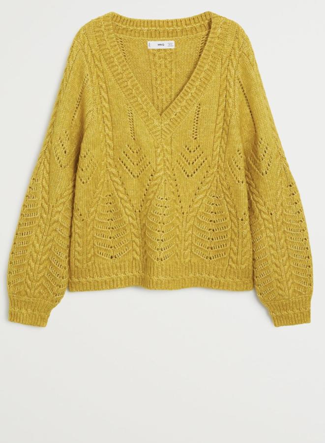 Con diseño calado en color lima, este jersey oversize con cuello de pico y manga larga abullonada cuenta con terminaciones de canalé y tiene un precio de 29,99 euros. Es de Mango.