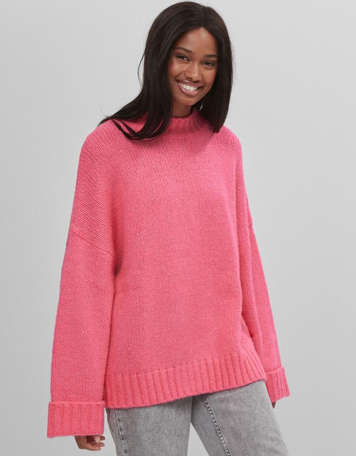 Con manga doble y costura del hombro caída, este jersey oversize en color rosa fuerte es de Bershka y está rebajado. Ahora tiene un precio de 13,79 euros.