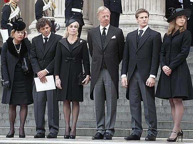 Mark (centro) junto a su hermana Carol (izq) y las parejas de ambos en el funeral de su madre.