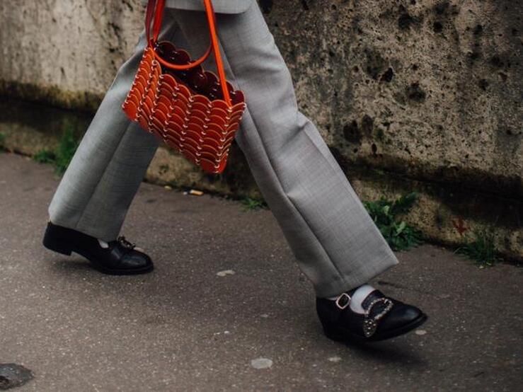 Fotos: 15 pantalones flare que quedan perfectos con botines pero también con deportivas