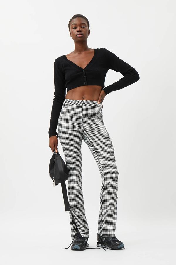 Fotos: 15 pantalones flare que quedan perfectos con botines pero también con deportivas