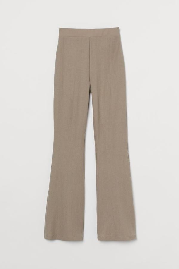 Fotos: 15 pantalones flare que quedan perfectos con botines pero también con deportivas