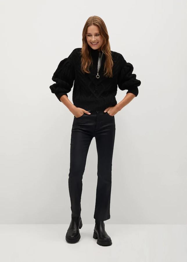 Fotos: 15 pantalones flare que quedan perfectos con botines pero también con deportivas