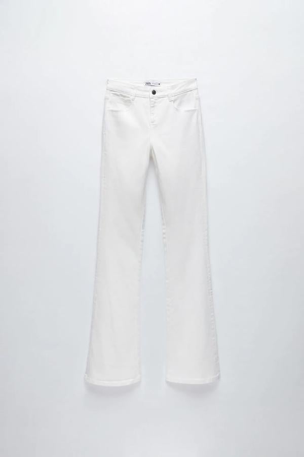 Fotos: 15 pantalones flare que quedan perfectos con botines pero también con deportivas