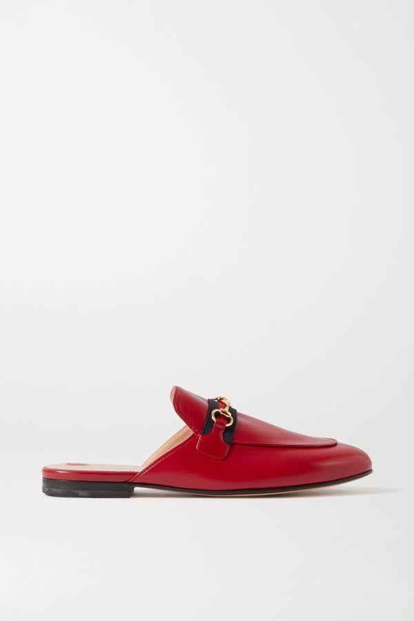 De cuero con detalle de tela bicolor y hebilla dorada en el empeine, de Gucci (590 €).