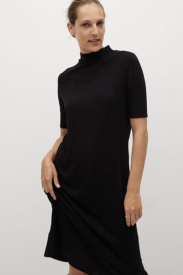 De manga corta, este vestido de punto negro se convetirá en tu imprescindible esta temporada.