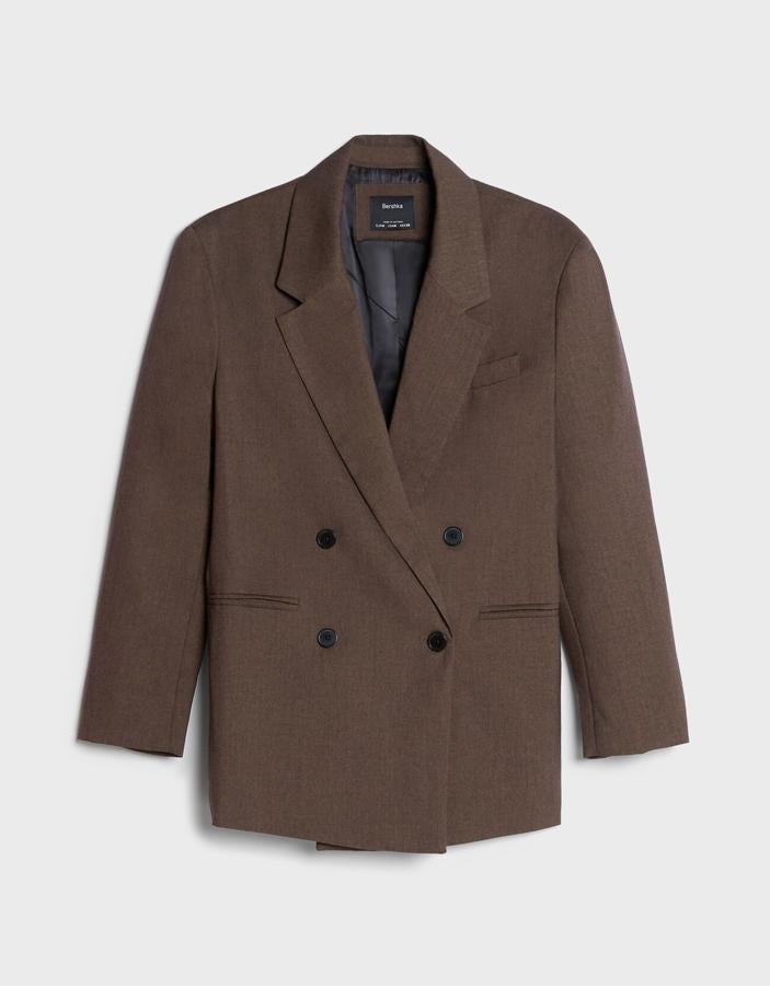 Chaqueta cruzada en tono marrón, de Bershka (21,59 €).
