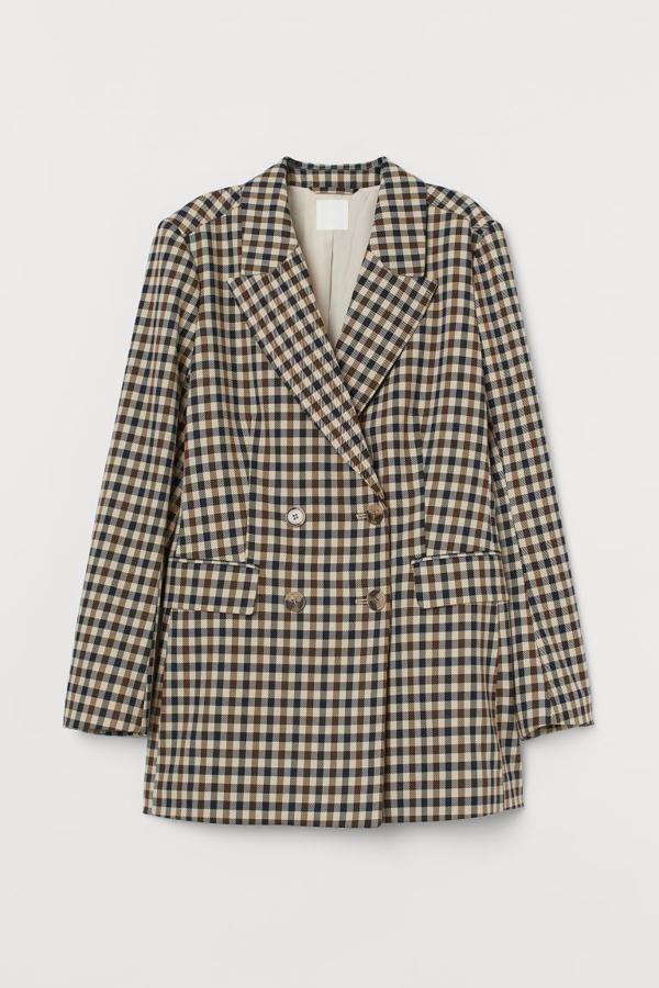 Blazer larga con estampado de cuadros, de H&M (49,99 €).