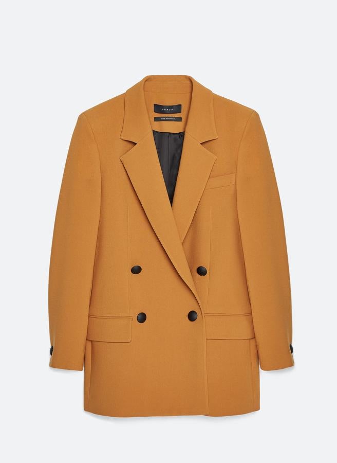 Chaqueta de doble botonadura, de Uterqüe (119,25 €).