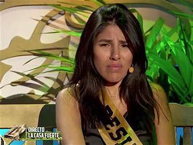 Chabelita con cara de circunstancias mientras Jorge Javier le cuenta lo que está pasando fuera de 'La casa fuerte'.