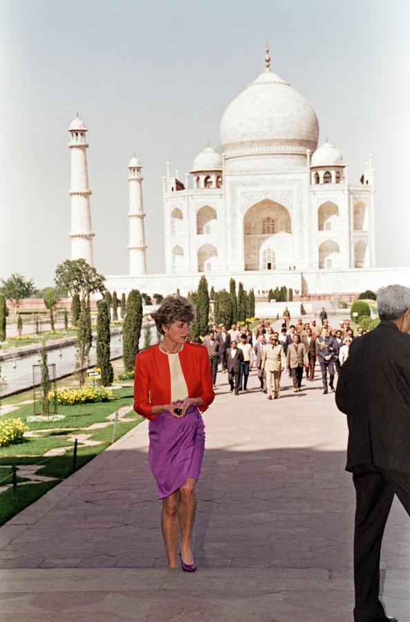 Pocas imáganes más tristes se recuerdan que aquella de  Lady Di, sola y melancólica, frente al Taj Mahal . Pero tan imborrable como esa foto lo es el look 'color block' que llevaba la Princesa Diana y que se adelantó casi veinte años a la famosa colección primaevra-verano 2011 en la que Gucci recuperó esta tendencia.